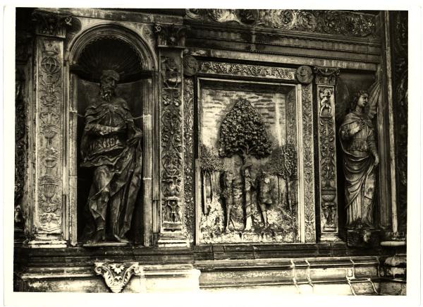 Pavia - Certosa - Facciata, sotto la loggia superiore, Angelo Marini, altorilievo con Adamo ed Eva fra le statue di S. Matteo e dell'Arcangelo Raffaele del Tamagnino, marmo