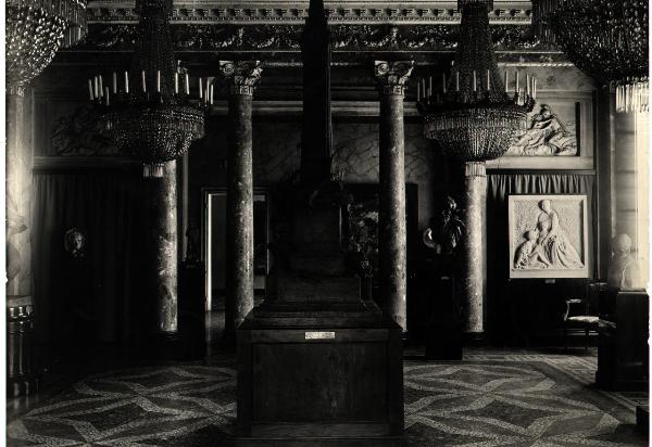 Milano - Galleria d'Arte Moderna (?) - Allestimento di una delle sale con il modello del monumento alle Cinque Giornate di Giuseppe Grandi (1895)