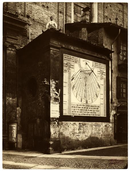 Milano - Chiesa di S. Vittore al Teatro - Veduta esterna del lato con la meridiana