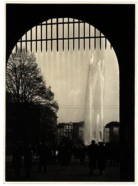 Milano - Piazza Castello - Veduta della fontana da Porta Umberto