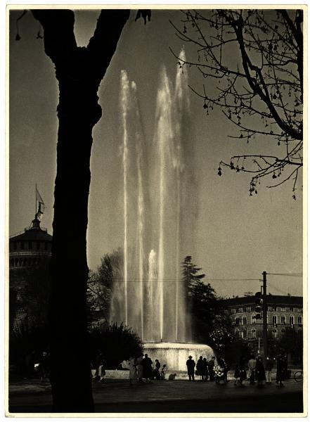 Milano - Piazza Castello - Fontana, veduta laterale