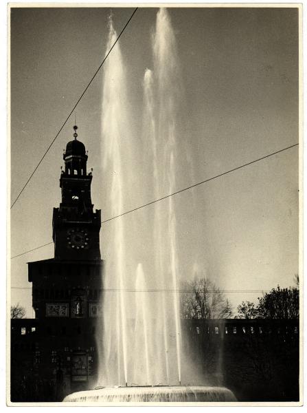 Milano - Piazza Castello - Fontana, particolare dei getti d'acqua