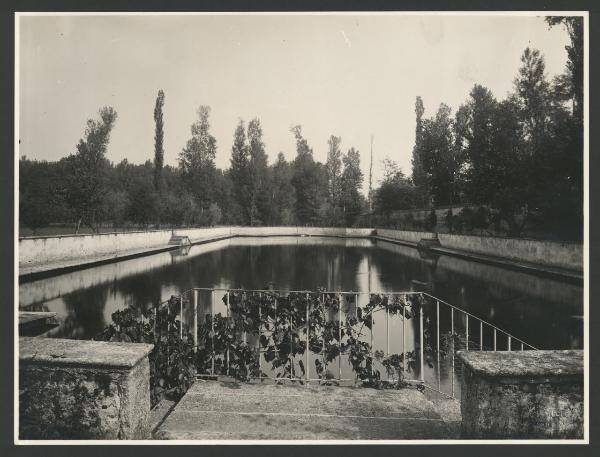 Pavia - Certosa - Bacino d'acqua adiacente alla Certosa