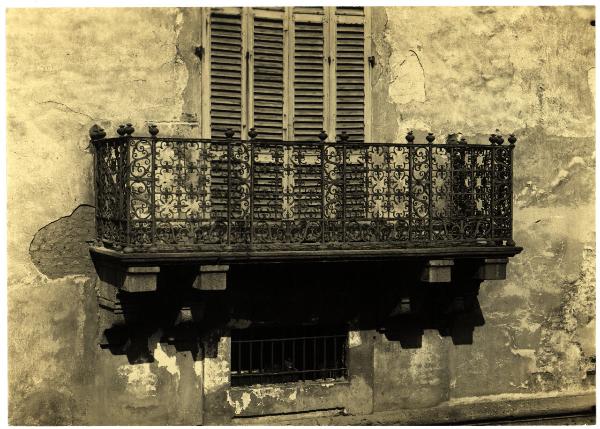 Milano - Ospedale Maggiore - Balcone in ferro battuto esposto sul lato verso i navigli