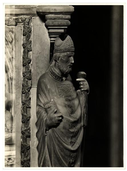 Milano - Basilica di S. Eustorgio - Navata sinistra, Cappella Portinari, Giovanni di Balduccio e aiuti, arca di San Pietro martire, particolare di S. Agostino, scultura in marmo ad un angolo del sarcofago (1336-39)