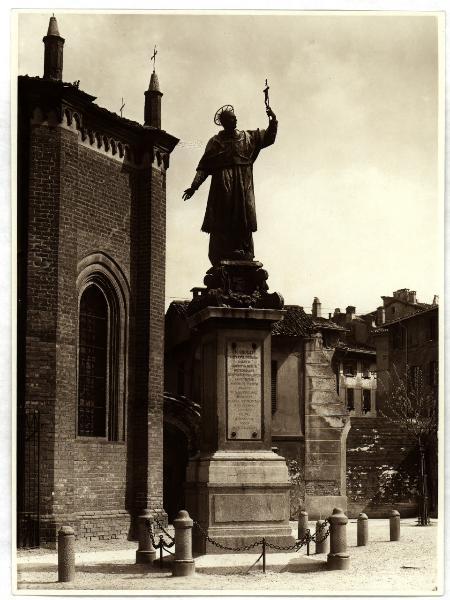 Milano - Piazza Borromeo - Dionigi Bussola, S. Carlo Borromeo, statua in rame (sec - XVII)