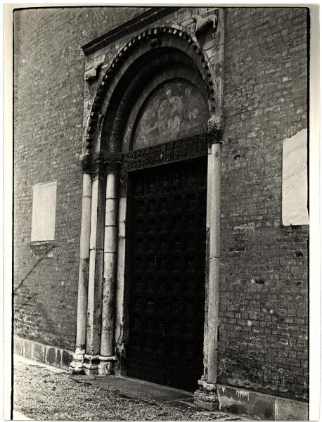 Portale di chiesa romanico