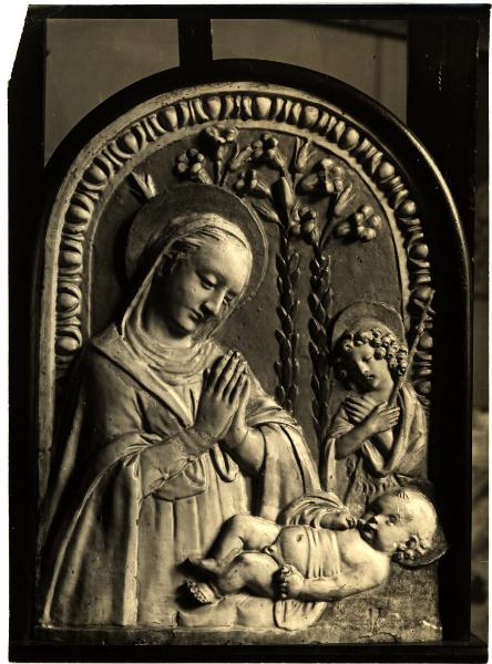 Della Robbia, Madonna con Bambino e S. Giovannino, rilievo in terracotta ivetriata