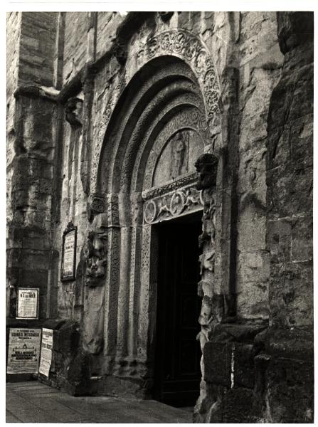 Pavia - Chiesa di S. Michele - Veduta di scorcio del portale settentrionale