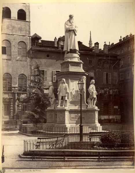 Monumento celebrativo - Monumento a Leonardo da Vinci - Pietro Magni - Milano - Piazza della Scala