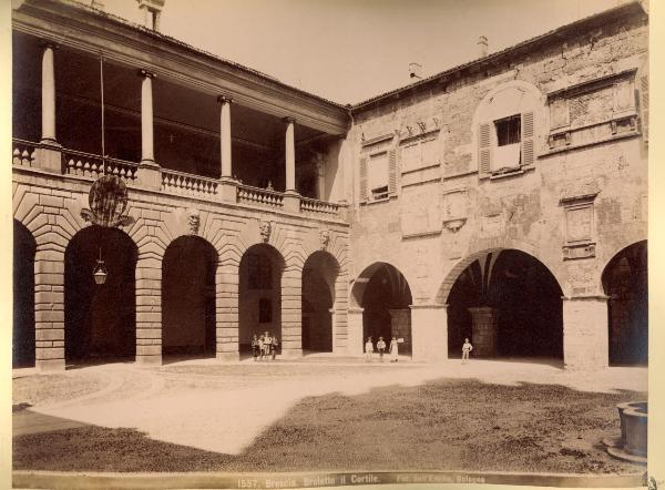 Brescia - Broletto - Cortile