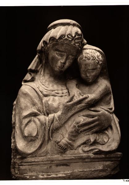 Milano - Collezione Giovanni Treccani degli Alfieri - Scultore toscano del XV secolo, Madonna con Bambino, scultura in pietra