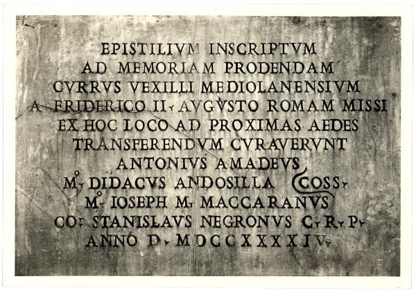 Roma - Museo Capitolino (?) - Lapide del 1744 a ricordo del Carroccio milanese inviato a Roma da Federico II e murata sul palazzo del Governatorato