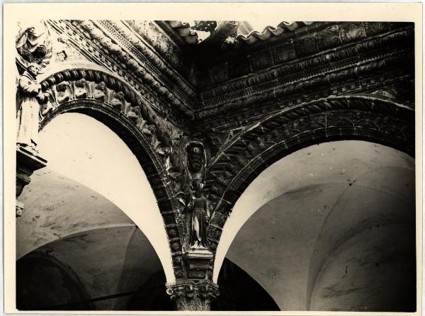 Pavia - Certosa - Chiostro grande, Rinaldo de' Stauris, particolare della decorazione in terracotta di una arcata d' angolo