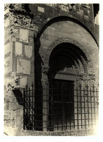 Pavia - Torre civica - Veduta del portale e dei resti della basilica di Santo Stefano