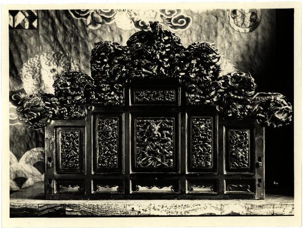 Milano - Raccolta Donna Giulia Crespi Morbio - Schienale del trono di un imperatore cinese, legno scolpito e dipinto