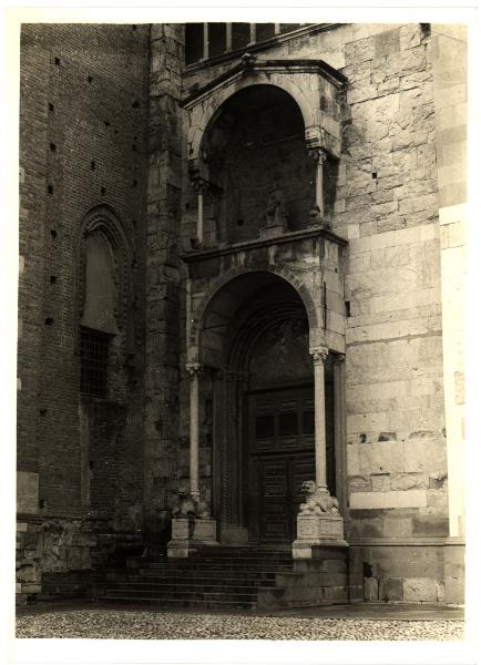 Piacenza - Duomo - Portale laterale con protiro