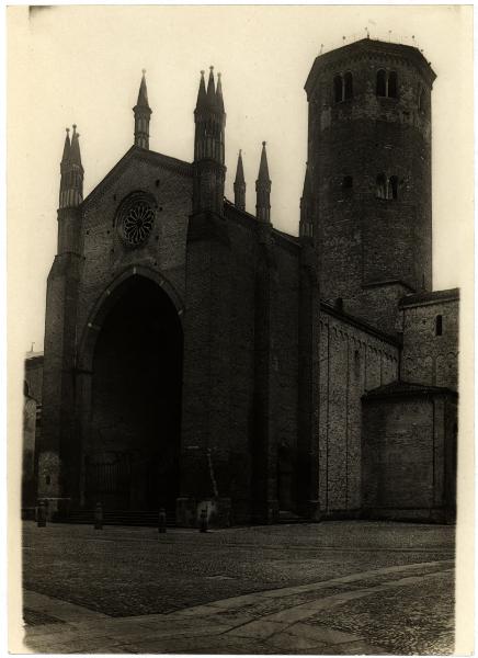 Piacenza - Basilica di S. Antonino - Veduta dell'atrio del Paradiso