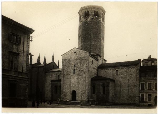 Piacenza - Basilica di S. Antonino - Veduta della facciata della chiesa