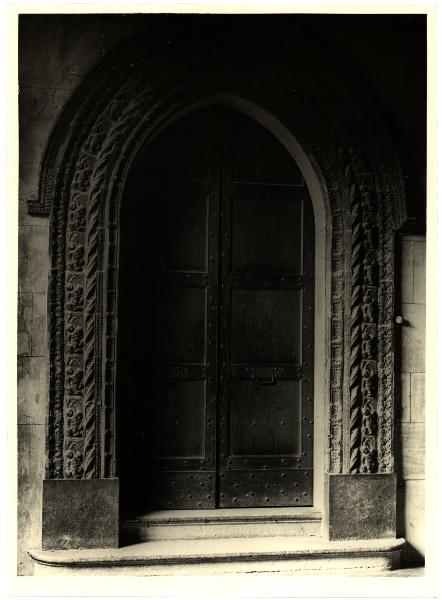 Piacenza - Duomo - Portale d'accesso alla sacrestia in terracotta del Quattrocento