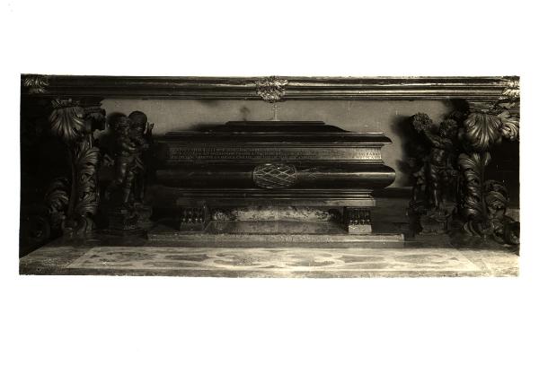 Piacenza - Chiesa di S. Sisto - Urna in marmo nero, sottostante l'altare maggiore, contenente le reliquie di S. Sisto