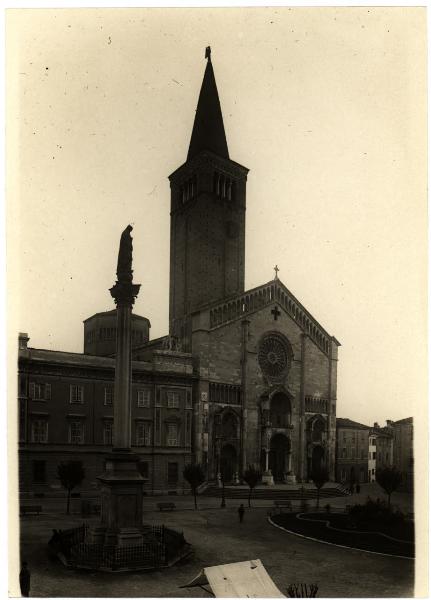 Piacenza - Duomo - Veduta della facciata e del Palazzo Vescovile