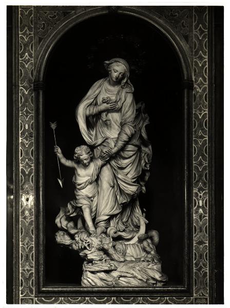 Milano - Chiesa di S. Antonio Abate - Madonna con Bambino, scultura in una nicchia