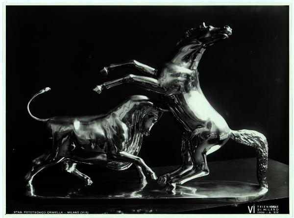 Milano - VI Triennale d'Arte - E.N.A.P.I., cavallo incornato da un toro, scultura in metallo su disegno di Gregori ed eseguita da Capecchi