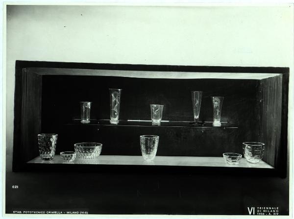 Milano - VI Triennale d'Arte - Padiglione della Svezia, vasi e ciotole di cristallo e di vetro inciso, Manifatture Orrefors