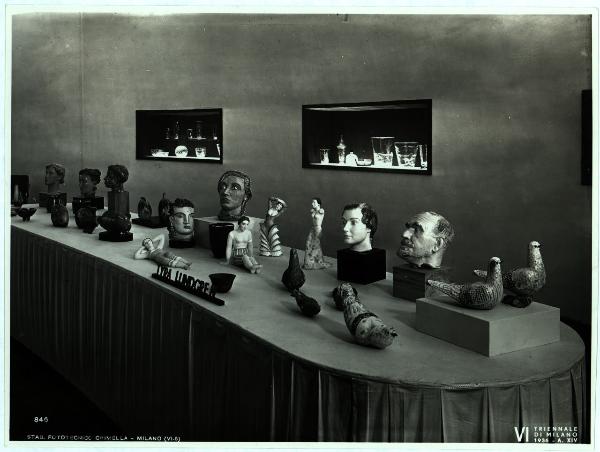 Milano - VI Triennale d'Arte - Padiglione della Svezia, vetri delle Manifatture Orrefors e sculture in ceramica di Tyra Lundgren - Curatore del padiglione: Robert Florent