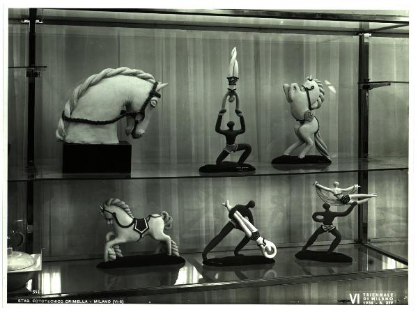 Milano - VI Triennale d'Arte - Padiglione della Francia, piccole sculture in terracotta (?), particolare di una vetrina