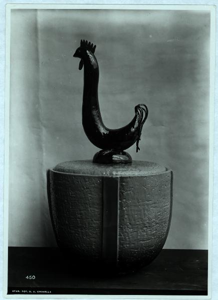 Milano - VI Triennale d'Arte - E.N.A.P.I., vaso in ceramica con coperchio decorato con figura di gallo, eseguito da Mazzotti