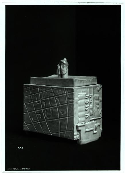 Milano - VI Triennale d'Arte - E.N.A.P.I., contenitore in ceramica con coperchio, su disegno di Puppu ed eseguito da Bucci