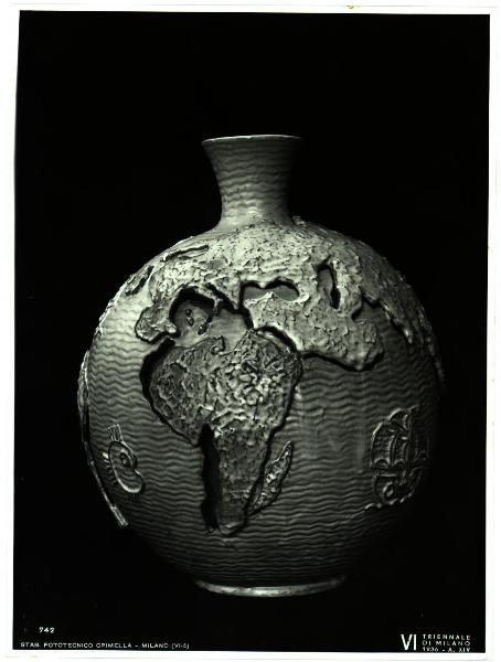 Milano - VI Triennale d'Arte - E.N.A.P.I., Mappamondo, vaso in ceramica di Zaccagnini