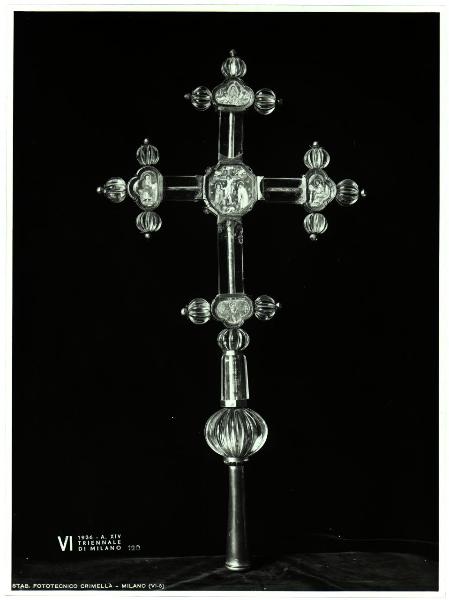 Milano - VI Triennale d'Arte - Sala dell'Oreficeria Antica, croce astile con reliquiario in cristallo di rocca con miniature, recto (XIII sec -)