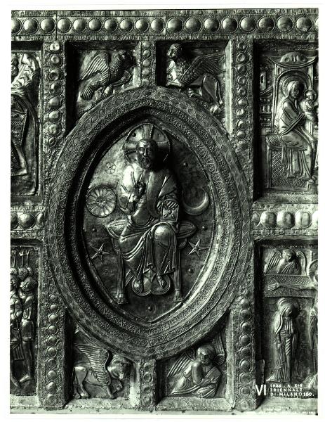 Milano - VI Triennale d'Arte - Sala dell'Oreficeria Antica, paliotto in argento dorato e sbalzato, particolare del Cristo benedicente in moleca fra i simboli degli evangelisti (XII sec -)