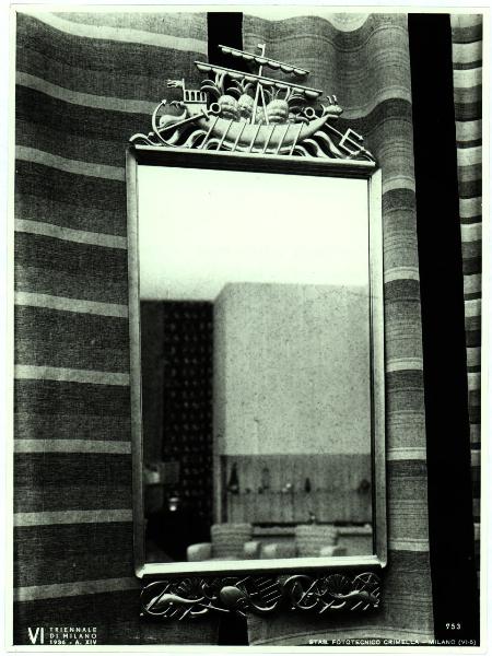 Milano - VI Triennale d'Arte - E.N.A.P.I., specchiera modello Enapi con cornice a motivo marino, su disegno di Fegarotti ed eseguita da Corradi