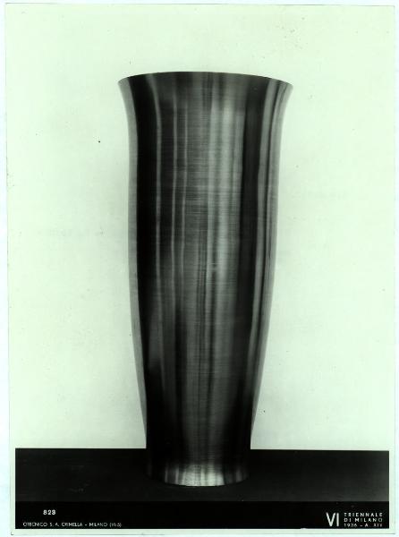 Milano - VI Triennale d'Arte - E.N.A.P.I., grande vaso in metallo, su disegno di La Padula ed eseguito da Matteucci