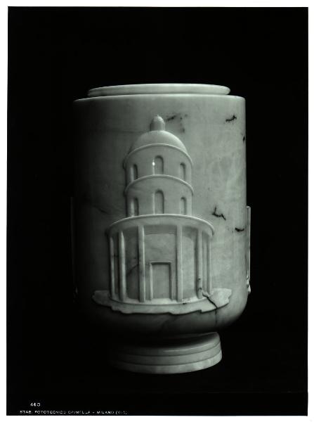 Milano - VI Triennale d'Arte - E.N.A.P.I., vaso in alabastro, su disegno dell'Arch. Aloisio ed eseguito dalla Soc - Coop - Artieri dell'alabastro di Volterra