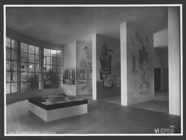 Milano - VI Triennale d'Arte - Modellino dell'aereoporto di Milano e tempere di Costantino Nivola sulle quinte della sala