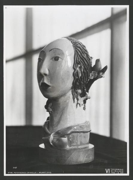 Milano - VI Triennale d'Arte - Testa femminile, scultura in ceramica di Pimbanti