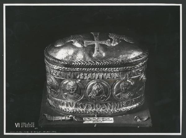 Milano - VI Triennale d'Arte - Sala dell'Oreficeria Antica, capsella d'argento inciso e sbalzato per reliquie decorata sui fianchi con medaglioni raffiguranti Santi (V sec -)