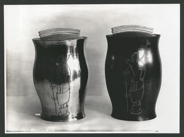 Milano - VI Triennale d'Arte - E.N.A.P.I., due vasi in metallo inciso con coperchio, su disegno dell'Arch. Frette ed eseguiti da Nino Ferrari