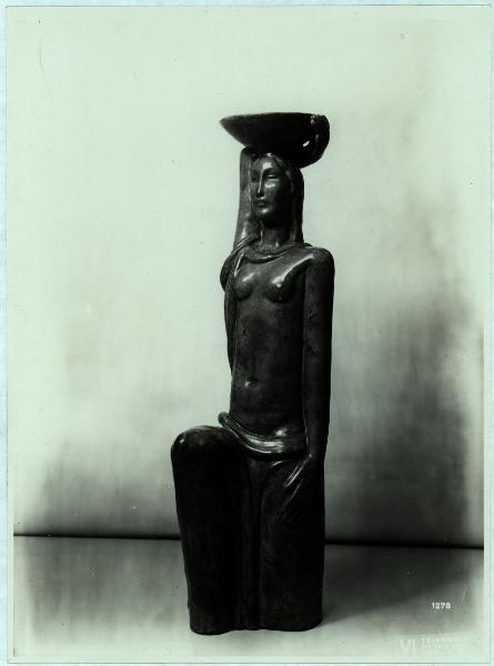 Milano - VI Triennale d'Arte - Melandri, statua femminile inginocchiata con un bacile sulla testa, ceramica