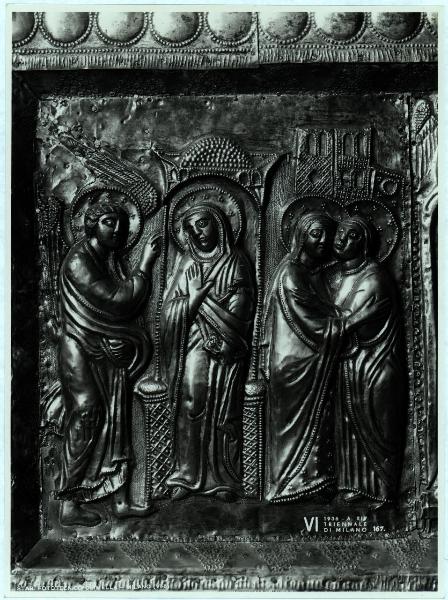 Milano - VI Triennale d'Arte - Sala dell'Oreficeria Antica, paliotto romanico in argento sbalzato e dorato, particolare dell'Annunciazione e della Visitazione (XII sec -)