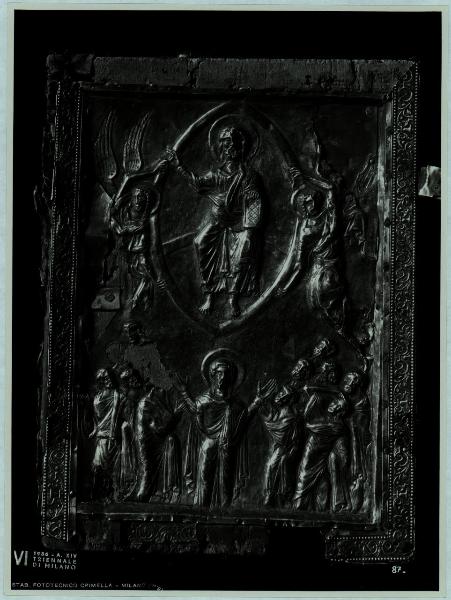 Milano - VI Triennale d'Arte - Sala dell'Oreficeria Antica, coperta di Evangeliario in argento decorata a sbalzo (XII sec -) raffigurante Cristo in moleca
