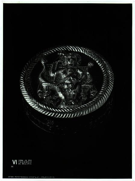 Milano - VI Triennale d'Arte - Sala dell'Oreficeria Antica, capsella d'argento per reliquie di forma rotonda con bassorilievo di stile bizantino sul coperchio raffigurante la Madonna con Bambino (VI sec -)