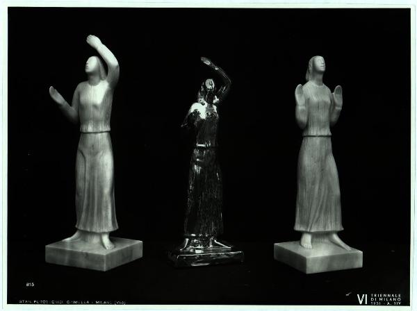 Milano - VI Triennale d'Arte - Statuette di figure femminili, le due laterali in alabastro della Cooperativa alabastrai di Volterra, quella centrale in ceramica è della ditta Zama di Faenza