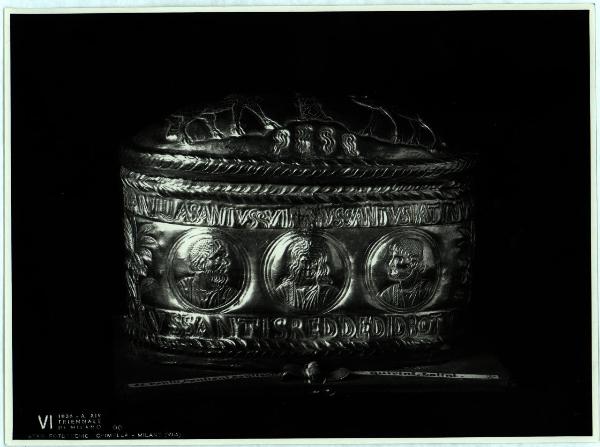 Milano - VI Triennale d'Arte. Sala dell'Oreficeria Antica, capsella di forma ellittica in argento lavorato a sbalzo con medaglioni raffiguranti Santi (IV-V sec.).