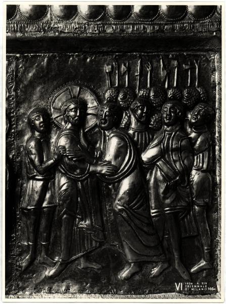 Milano - VI Triennale d'Arte. Sala dell'Oreficeria Antica, paliotto romanico in argento dorato lavorato a sbalzo, particolare del Tradimento di Giuda (XII sec.).
